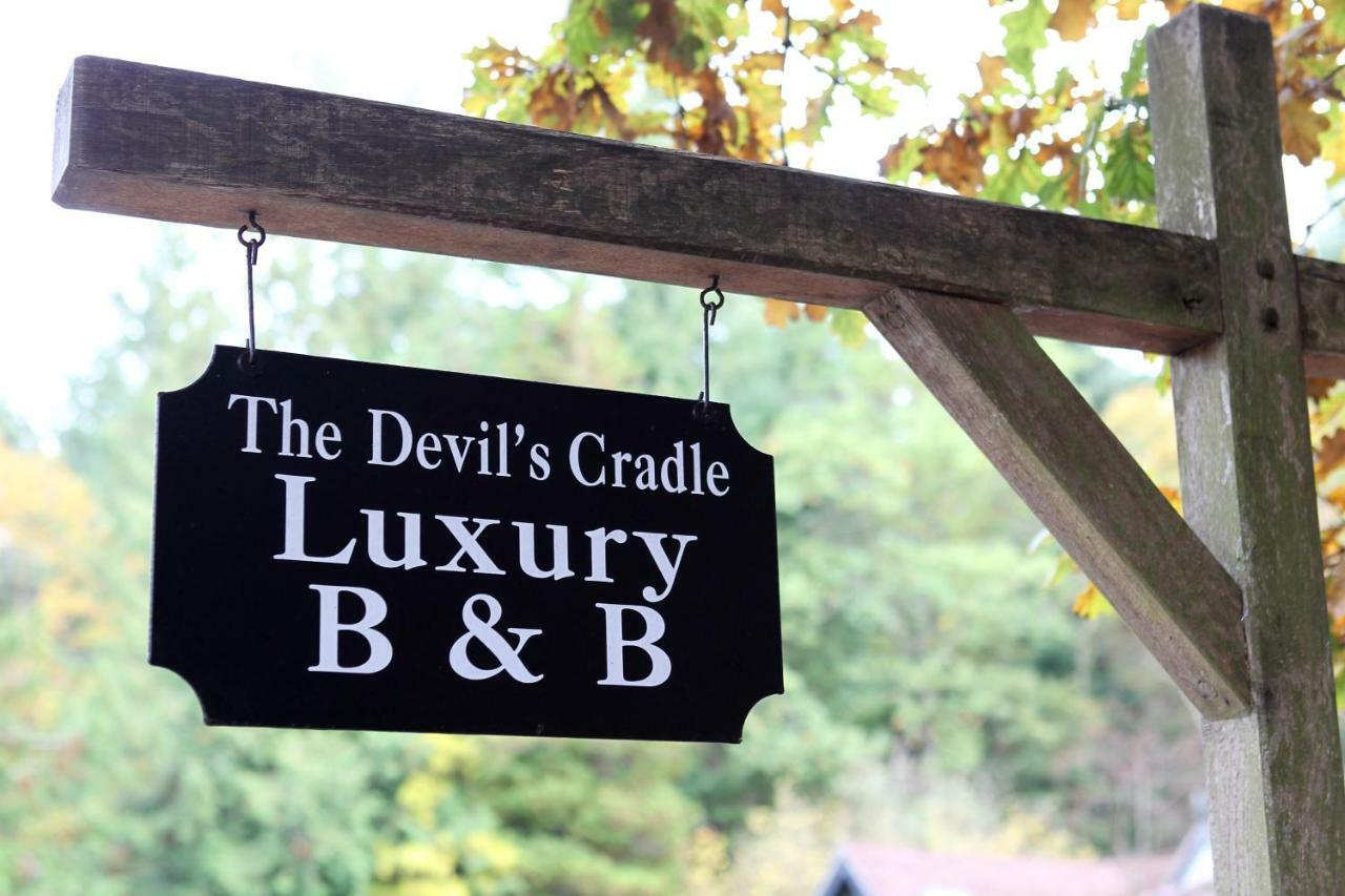 Готель The Devils Cradle Фарнем Екстер'єр фото